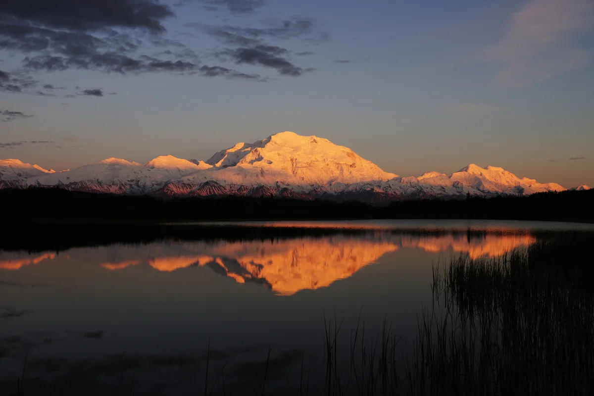 Nicht als Symbolbilder verwenden. Mount McKinley im Abendrot spiegelt sich im Reflection Pond